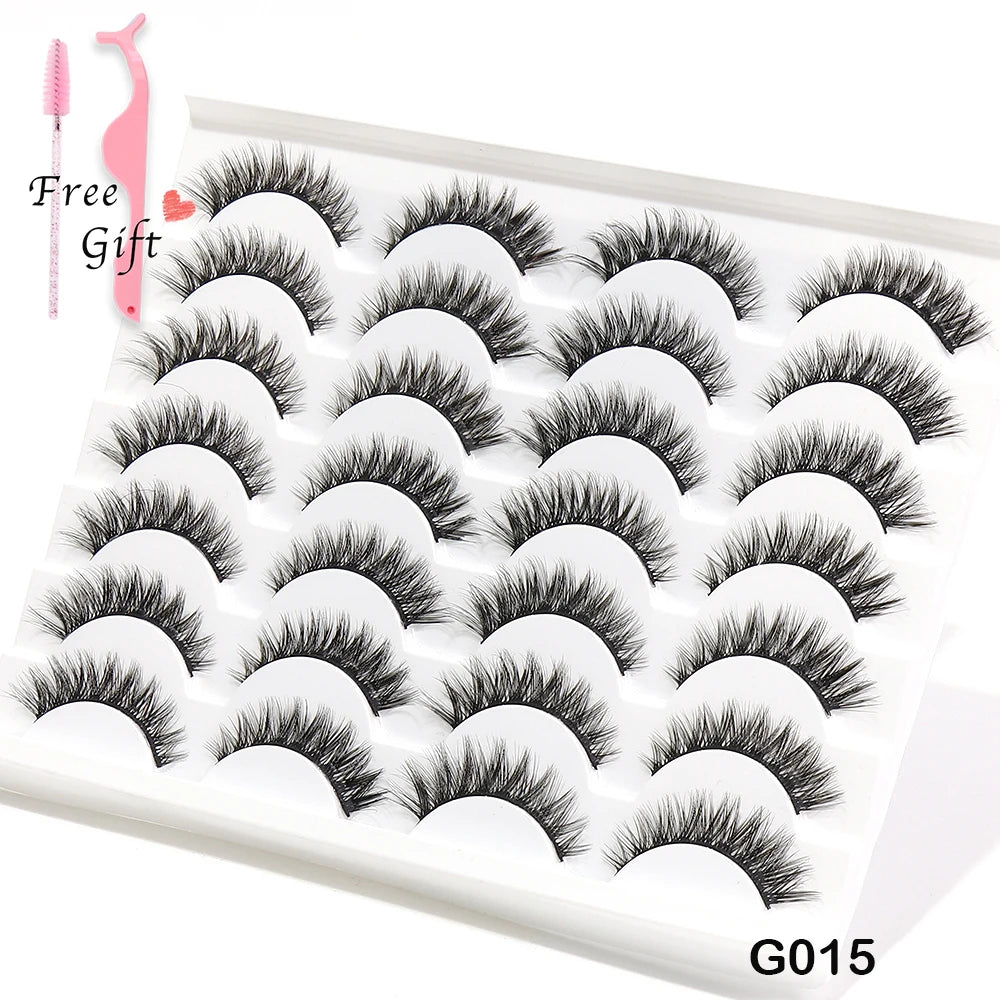 Weißer Plastikbehälter mit einem Set dramatischer Mink-Falschelashs für Augen.