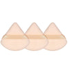 Tres esponjas de polvo triangulares rosadas con detalles dorados para aplicación de maquillaje
