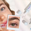 Gros plan sur le visage d'une femme montrant divers flacons et applicateurs pour un kit de lamination de cils et de sourcils 