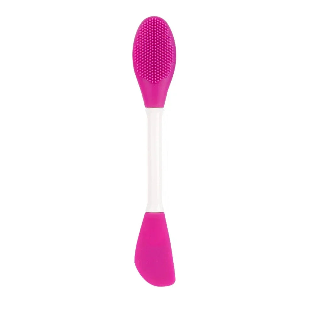 Cepillo de limpieza y mascarilla facial de silicona rosa con mango blanco.