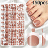 Una caja de 150 uñas postizas de acrílico en color rosa nude junto a una mano que muestra las uñas.