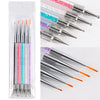 Un récipient en plastique transparent contient un set de pinceaux pour liner de ongles de précision avec différentes pointes 