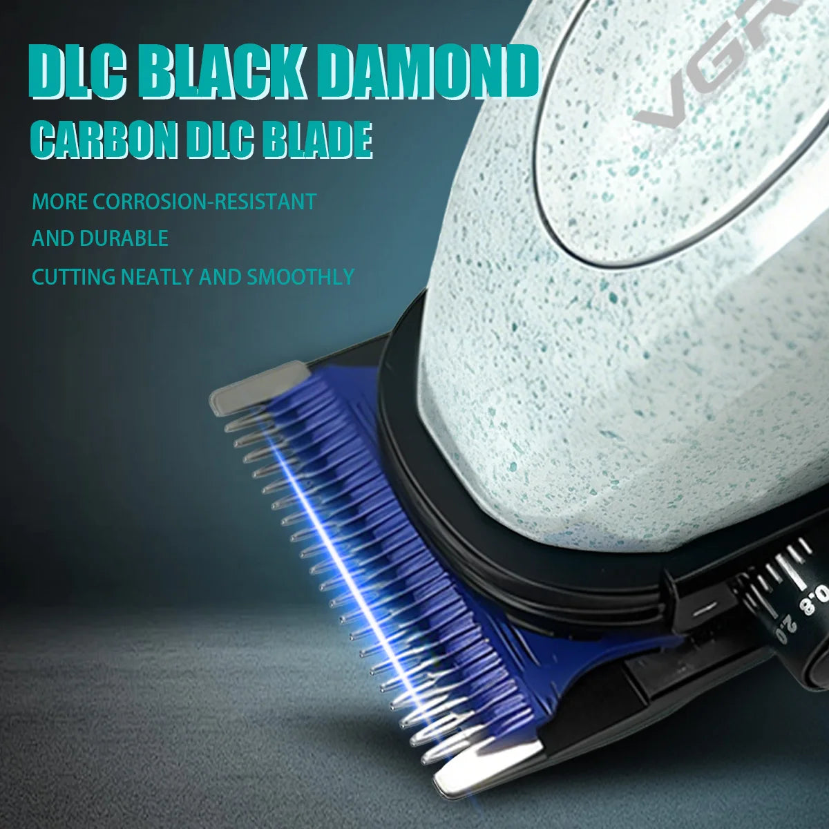Primer plano de una hoja DLC de diamante negro de carbono, un accesorio para máquina de afeitar recargable profesional.