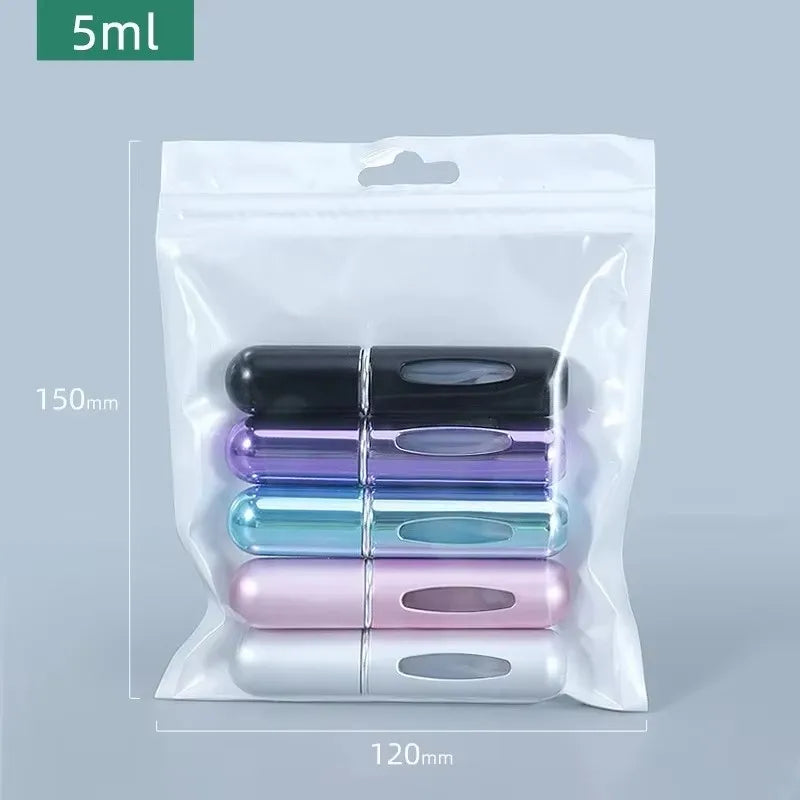 Un sachet en plastique transparent contenant cinq flacons de parfum rechargeables de différentes couleurs et tailles.