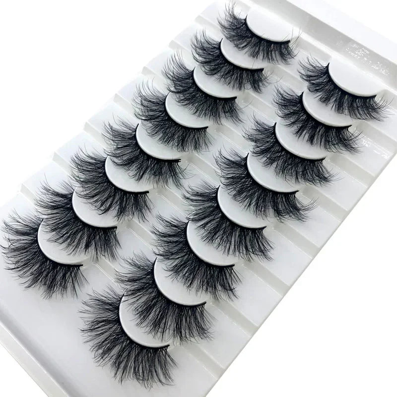 Un plateau de huit paires de faux cils de renard mink haut de gamme à vendre.