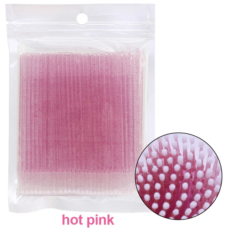 Un paquet de brosses pour nettoyer et prolonger les cils, rose vif.