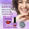 Primer plano de una caja de kit de gemas Lunoon Tooth, adhesivo y gemas brillantes, junto a la cara sonriente de una mujer.