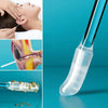 Un hisopo desechable de silicona se usa para limpiar el oído, mostrando el hisopo y el cerumen recogido.