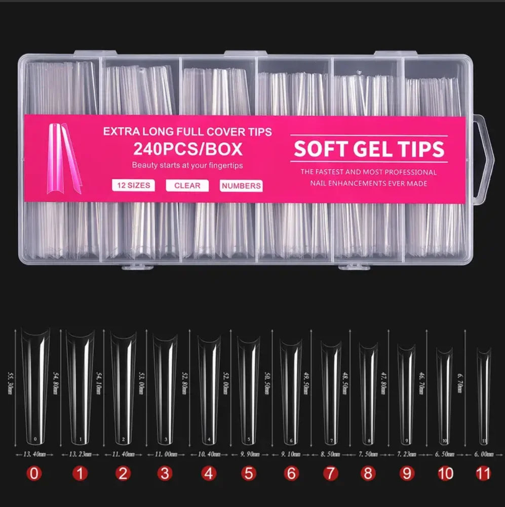 Une boîte en plastique transparent contenant 240 ongles press-on en gel souple et allongés de différentes tailles et quantité