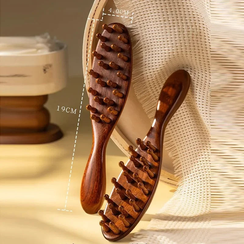Peine de madera para el cuero cabelludo y el cabello con cerdas de madera, apoyado sobre tela tejida beige.
