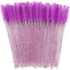 Un set de pinceaux à cils jetables de couleurs mélangées dans une teinte violette et rose translucide.