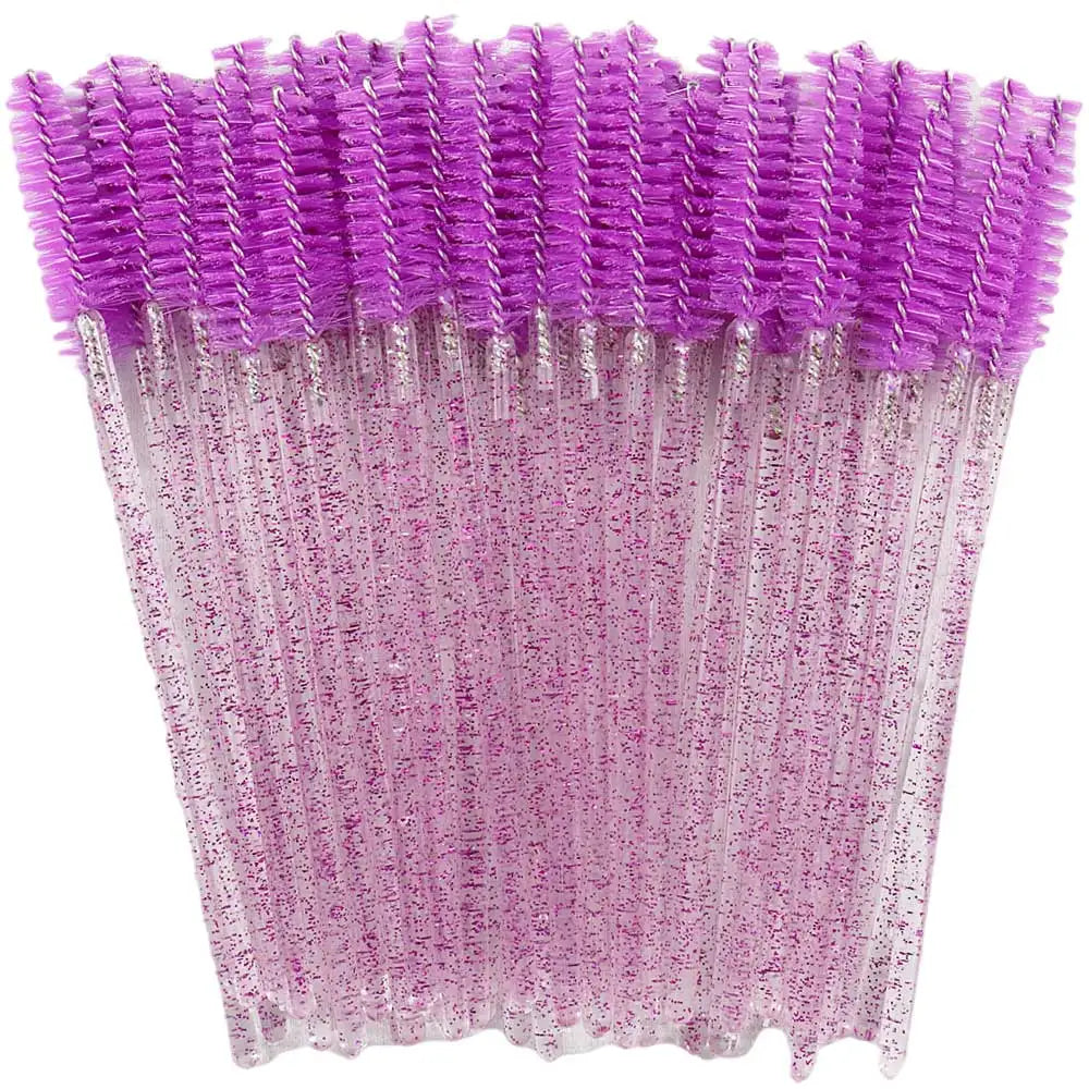 Un set de pinceaux à cils jetables de couleurs mélangées dans une teinte violette et rose translucide.