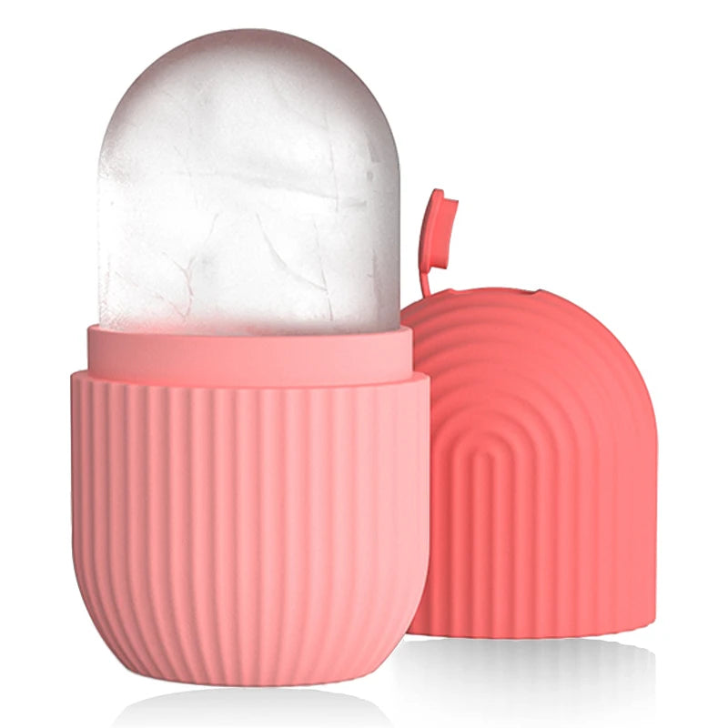 Râpe à glaçons en silicone rose avec dôme transparent sur une surface réfléchissante.