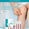Bâtonnets de coton pour soins de plaies sur la jambe d'une personne, avec des swabs iodophorisables jetables dans une boîte