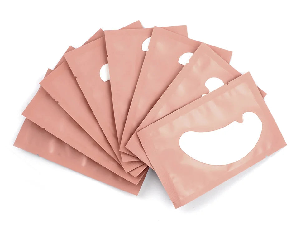Pile de masques hydrogels roses pour extensions de cils.