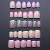 Un ensemble de faux ongles colorés avec différentes nuances de rose et de violet sur un fond gris foncé.