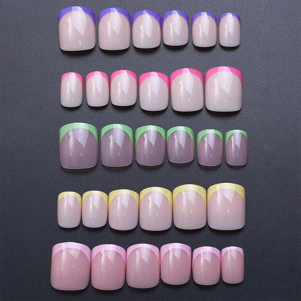 Un ensemble de faux ongles colorés avec différentes nuances de rose et de violet sur un fond gris foncé.
