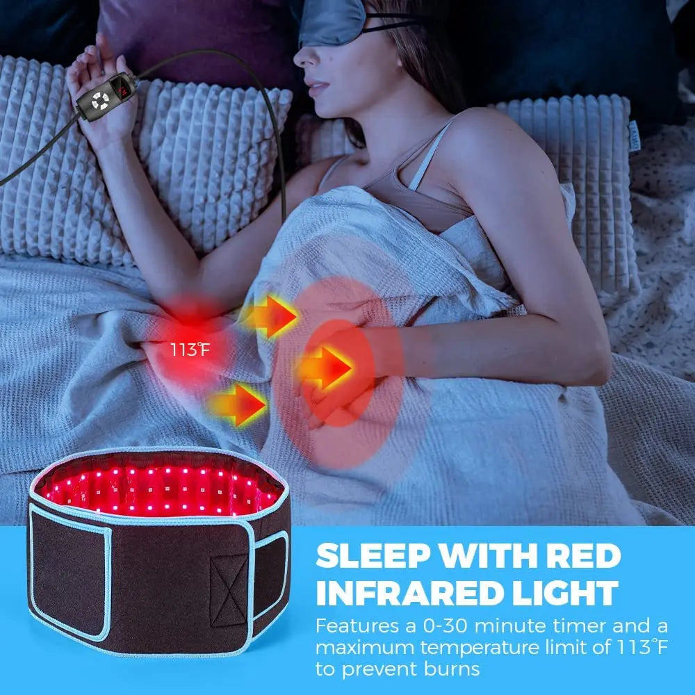 Eine Frau verwendet ein rotes Infrarot-Therapiegurt an ihrem Arm im Bett.