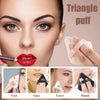 Primer plano de una mujer aplicándose maquillaje con esponjas triangulares lavables en el ojo, labios, cara y mano.