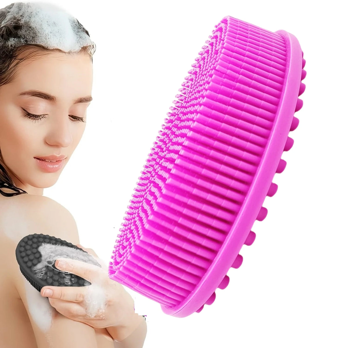 Une femme utilise une brosse de douche en silicone rose vif à double face sur ses cheveux mouillés.