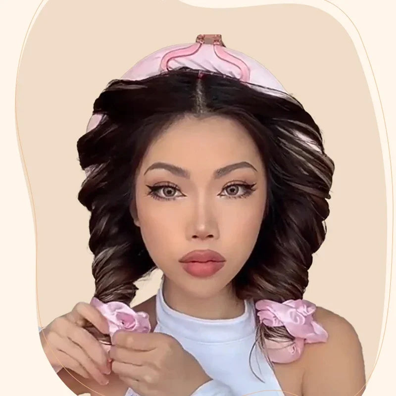 Une femme modèle un accessoire pour cheveux rose et un kit d'outils de coiffure sur ses cheveux foncés.