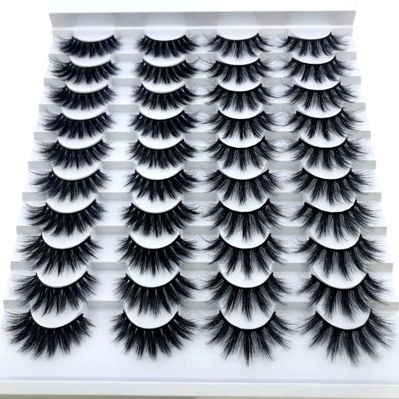 Présentation de faux cils de renard en tissu, haute volumétrie, dans diverses longueurs et styles.