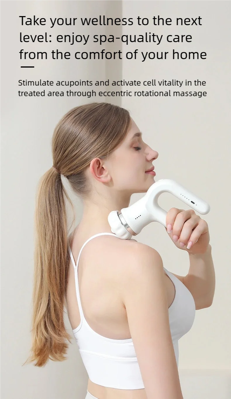 Eine Frau benutzt eine weiße Handmassagepistole auf ihren Nacken und Schultern bei einer Wellnessbehandlung.