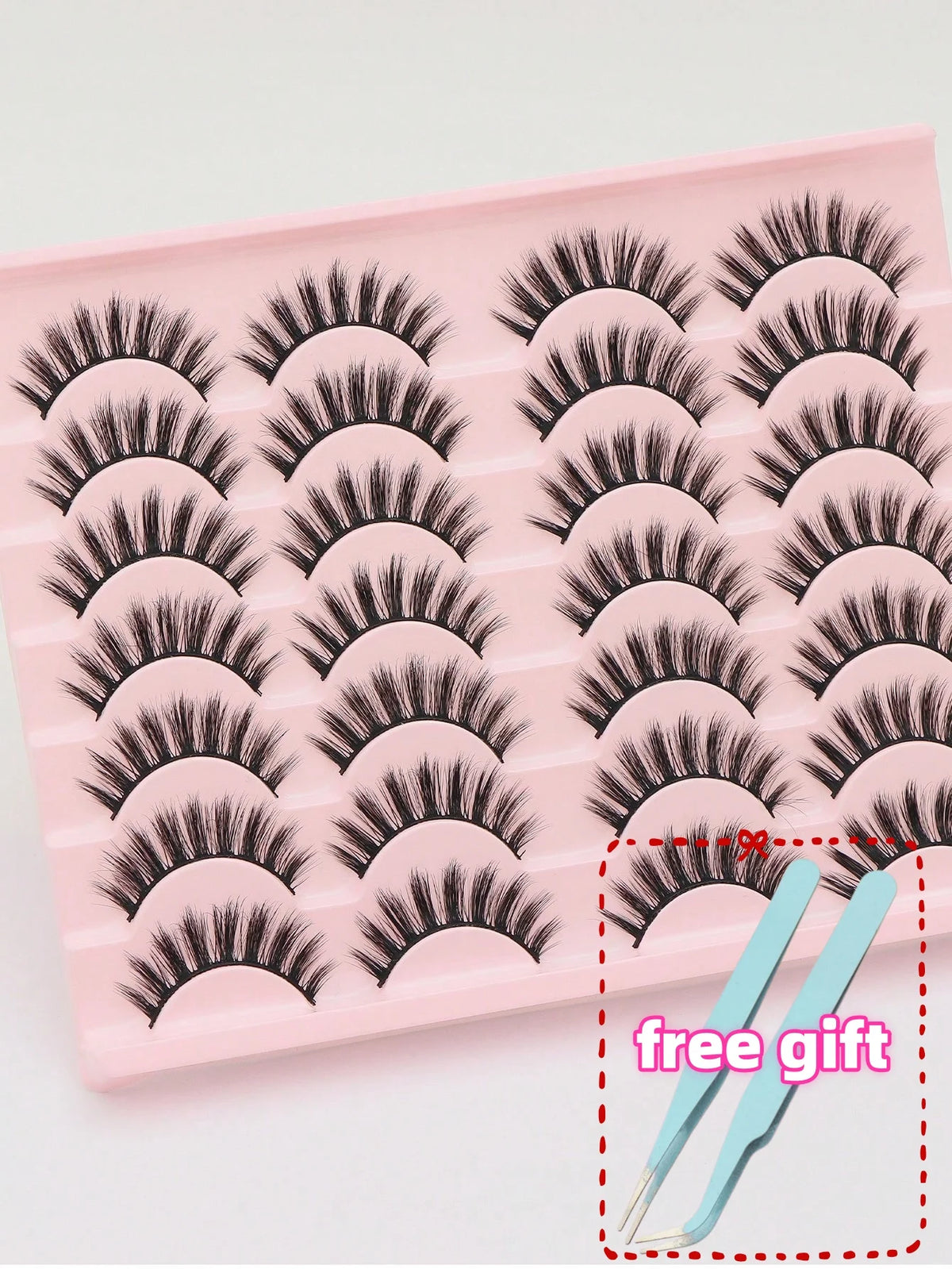 Pinke Plastikschale mit mehreren schwarzen Mink-Falscheyelashs und Pinzetten.