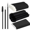 Un set de pinceles desechables para pestañas en blanco y negro, mostrados en varias disposiciones.