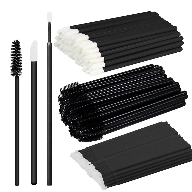 Un set de pinceles desechables para pestañas en blanco y negro, mostrados en varias disposiciones.