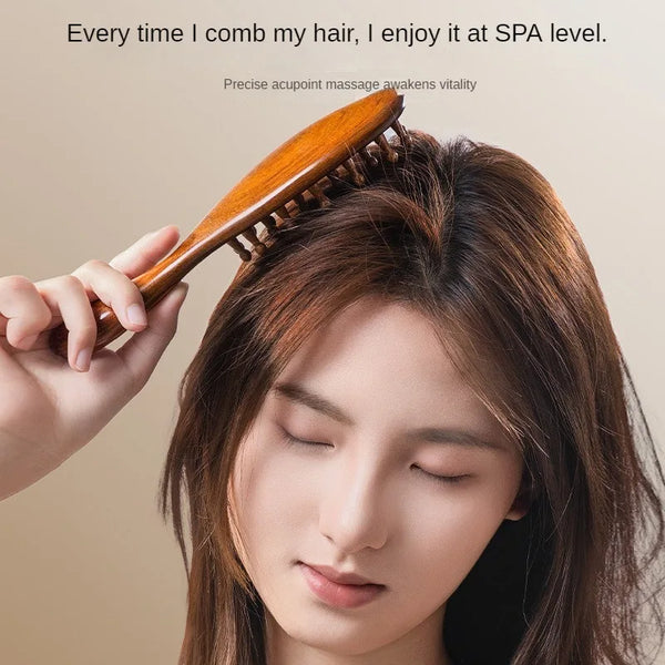 Una persona usa un peine de madera para masajear su cabello, enfatizando vitalidad y beneficios de spa.