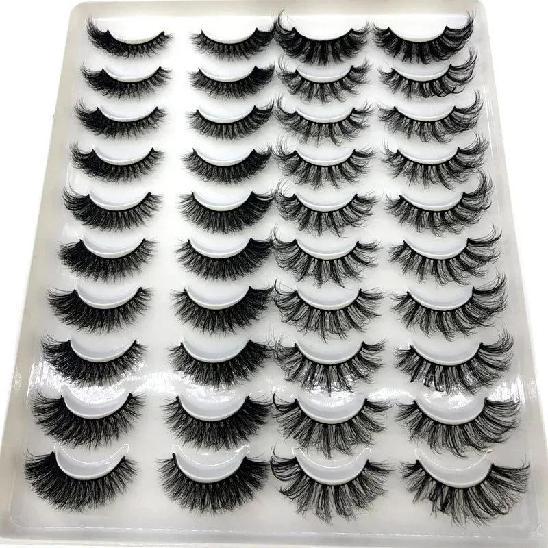 Un plateau de faux cils de renard en 3D de différents styles et longueurs.