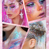 Gros plan d'un mannequin avec du maquillage et des cheveux roses et violets scintillants, mettant en valeur des produits pour