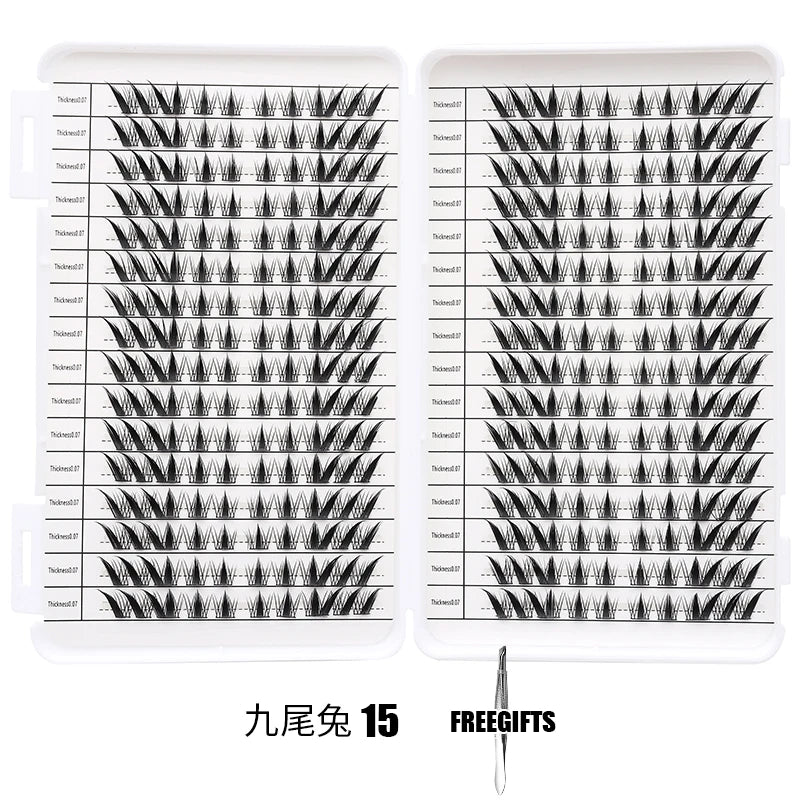 Une paire de faux cils individuels avec un petit outil, sur fond blanc.