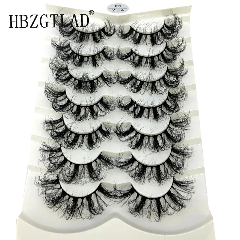 Présentation de huit paires de faux cils en mink sur fond blanc.