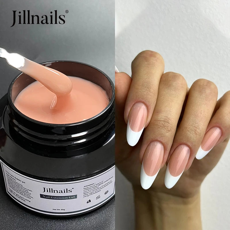 Une main applique un gel pour ongles rose d'un pot sur un ongle.