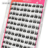 Contenedor de plástico transparente lleno de pestañas en cluster negras autoadhesivas para aplicación de maquillaje casero.