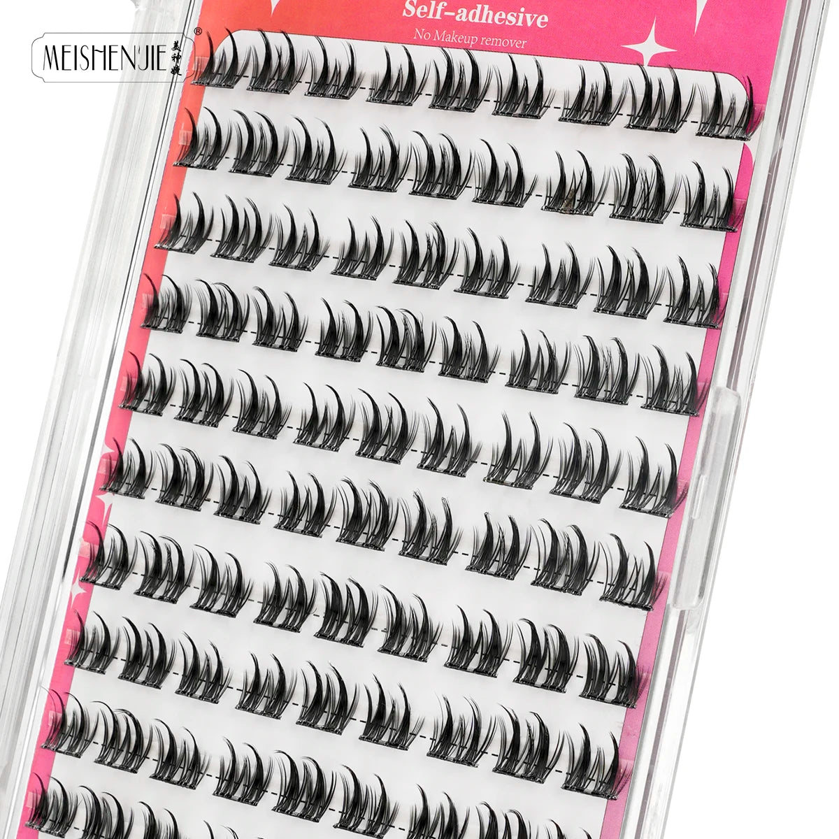 Contenedor de plástico transparente lleno de pestañas en cluster negras autoadhesivas para aplicación de maquillaje casero.