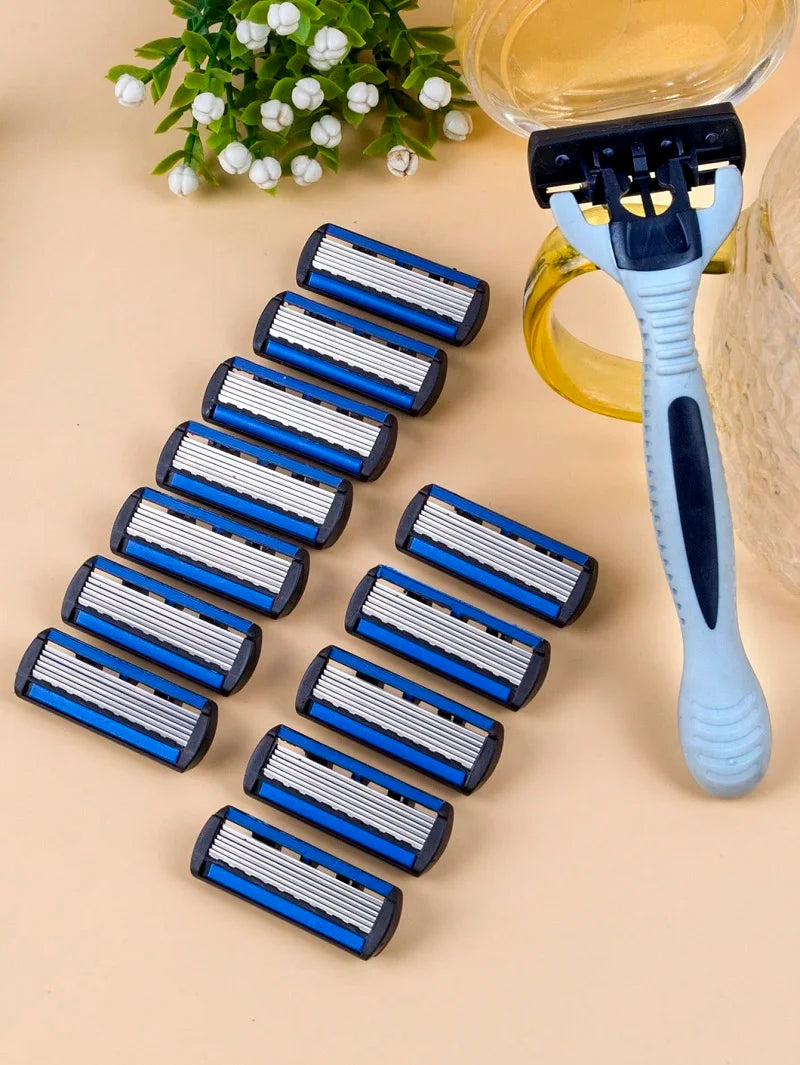 Une collection de six lames de rasoir de sécurité bleu et argentées alignées à côté d'une poignée jaune.