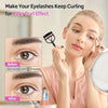 Eine Frau verwendet einen professionellen Wimpernkräusler, um ihre Wimpern für einen 24-Stunden-Kräusel-Effekt zu locken.