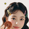 Une femme applique une poudre douce marron sur son visage pour la réparation du maquillage.