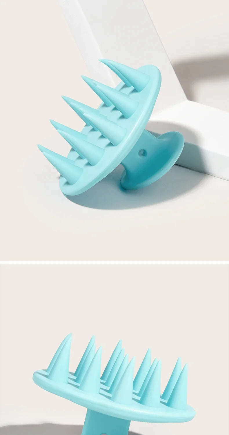 Brosse de massage pour le cuir chevelu en silicone bleu clair avec des poils pointus, sur une surface blanche.