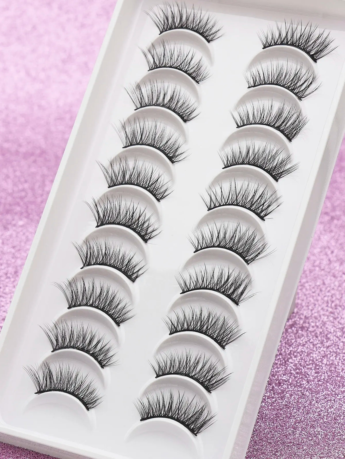 Weiiges Tablett mit verschiedenen Stilen dramatischer Mink-Falschewimpern in unterschiedlichen Längen und Volumina.