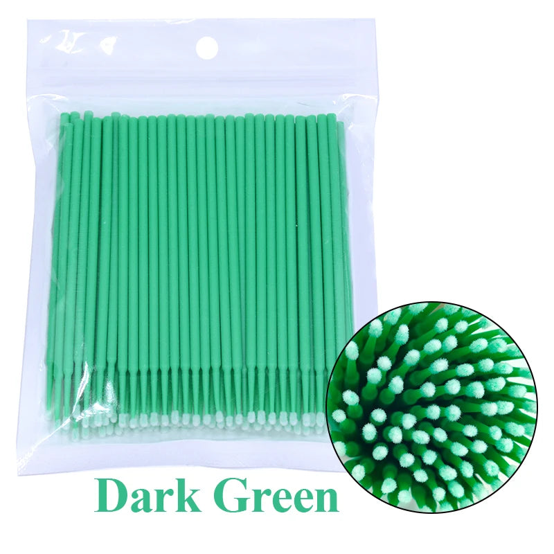 Un pack de pinceaux de nettoyage et d'extension à cils vert foncé dans une pochette en plastique transparent.