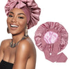 Eine Frau modelliert einen rosa satinigen Doppellayer-Haar-Bonnet und ein passendes Stoffstück.