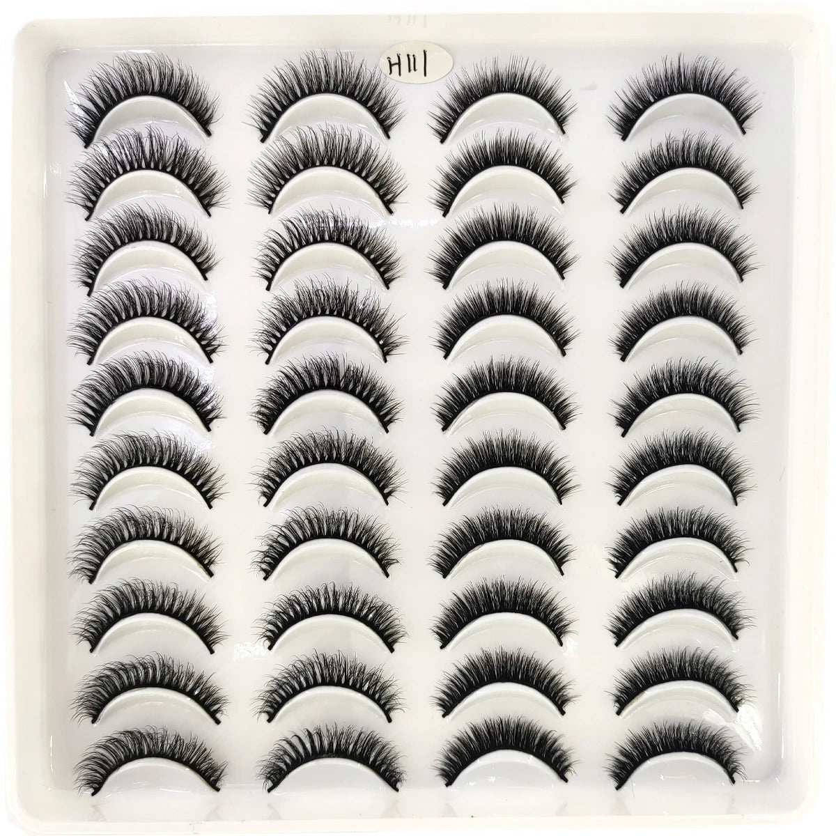 Un plateau de faux cils de renard naturels pour maquillage des yeux.
