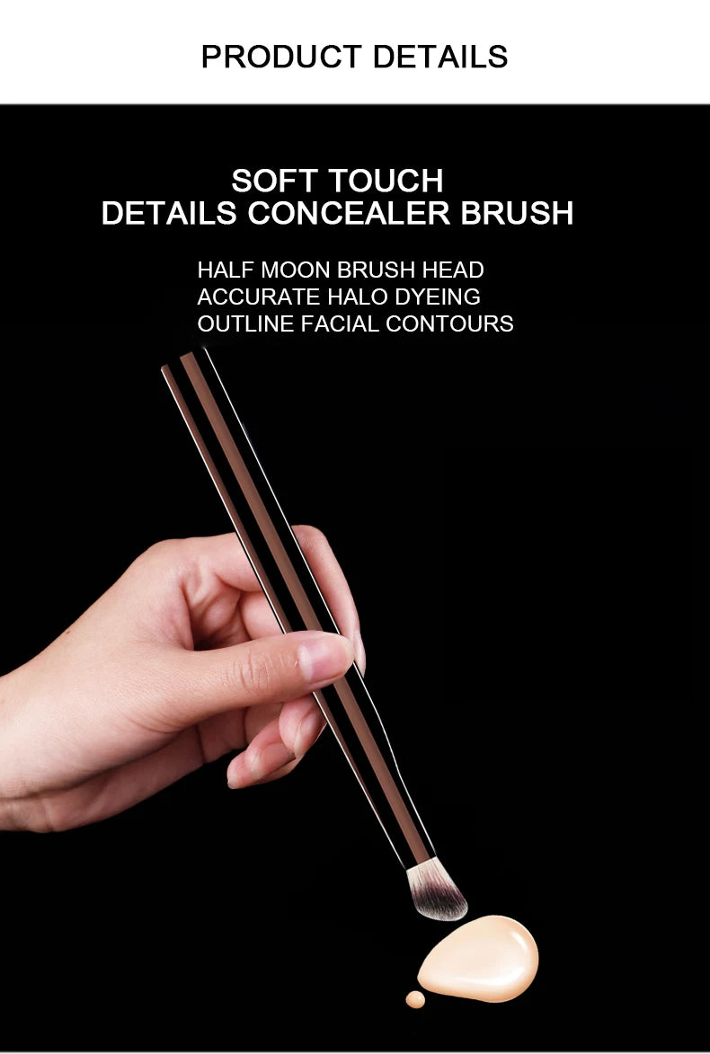 Une main tient un pinceau de correcteur avec une tête en demi-lune et un produit beige clair sur fond noir