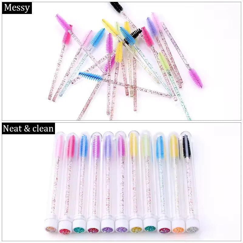 Collection de pinceaux pour mascara à cils réutilisables de différentes couleurs et roses, présentés en deux groupes.