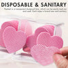 Toallitas para uñas anti-pelusa de color rosa, mostradas en caja transparente y sostenidas por una mano.
