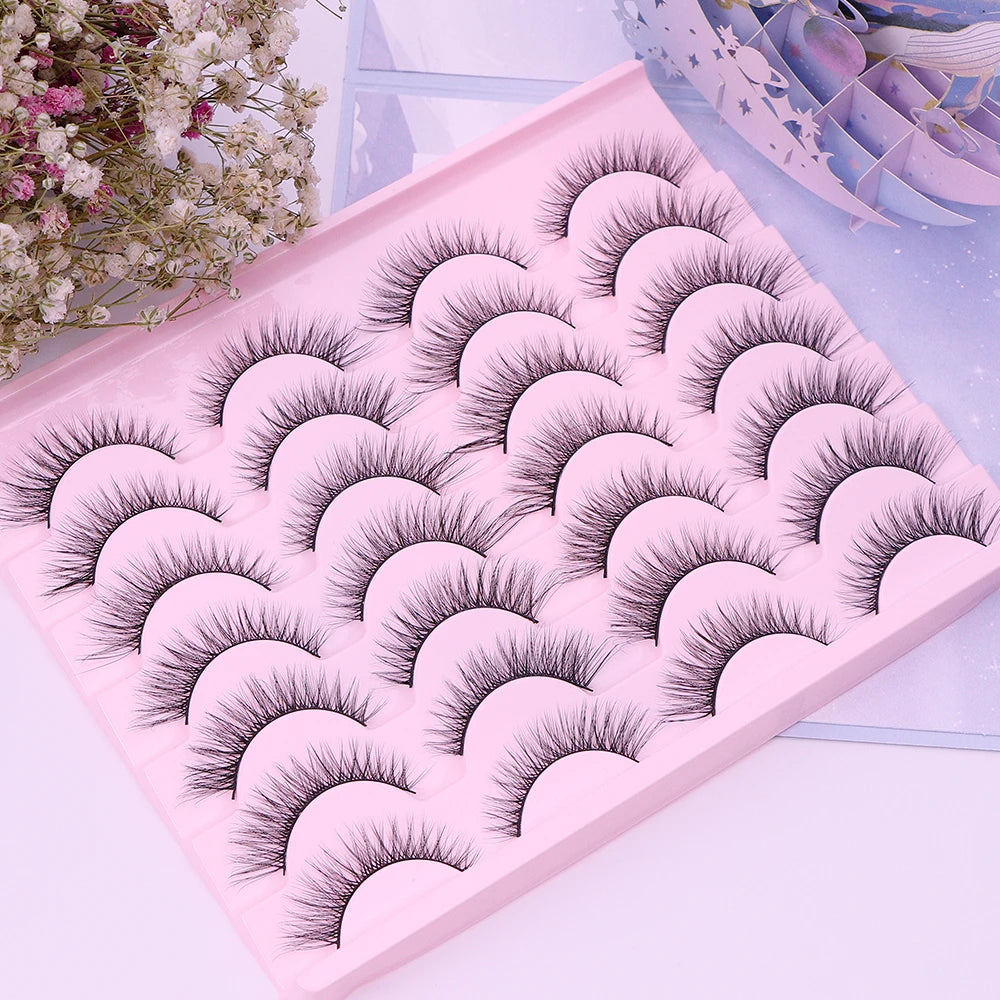 Pinkes Plastik-Lash-Tray gefüllt mit dramatischen mink-Falschwimpern für Augen-Make-up.